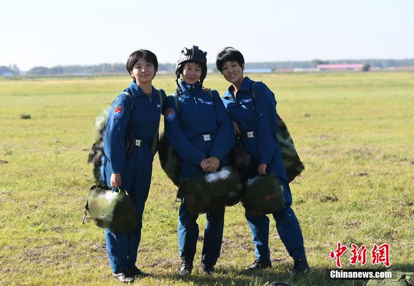 空军第十二批女飞行学员完成首次跳伞，突破天际，展翅翱翔，空军第十二批女飞行学员完成首次跳伞，突破天际，翱翔蓝天之梦