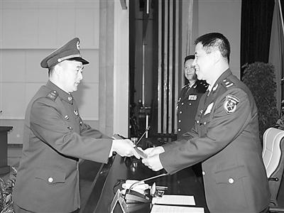李长林授衔，一位卓越领袖的荣誉时刻，李长林授衔，卓越领袖的荣耀瞬间
