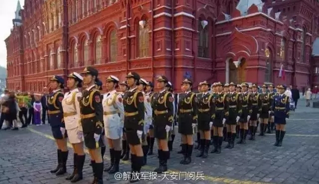 中国女兵仪仗队在俄罗斯阅兵，展现国际友谊与军威，中国女兵仪仗队在俄罗斯阅兵，彰显国际友谊与雄壮军威