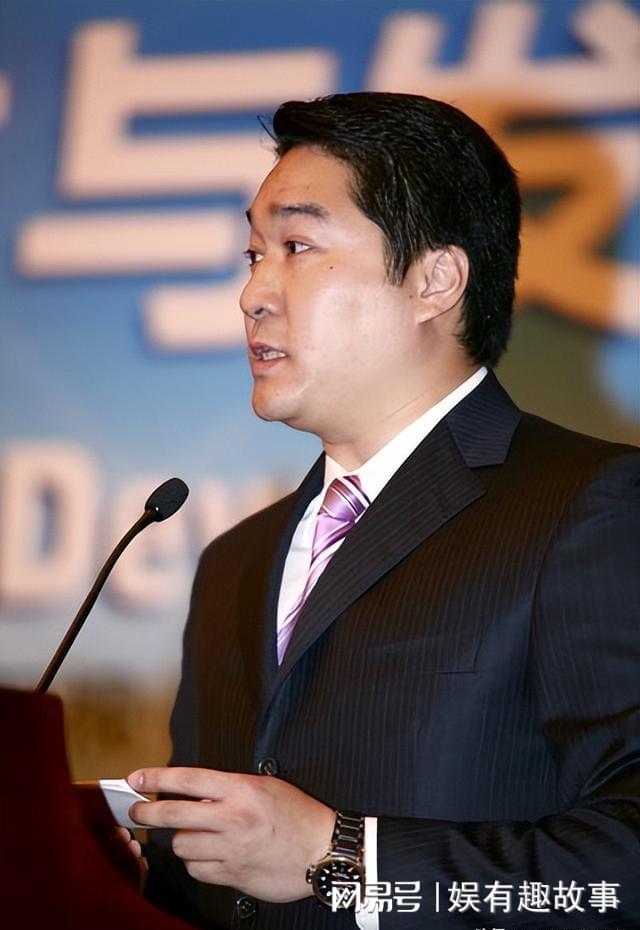 军事节目主持人罗，星光熠熠的军事传媒之星，军事节目主持人罗，闪耀军事传媒界的明星之星