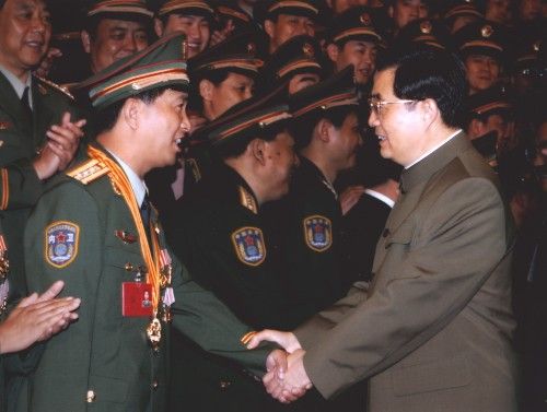 独臂英雄丁晓兵降了几集，背后的故事与英雄精神，独臂英雄丁晓兵背后的故事与英雄精神，降服重重难关的传奇经历