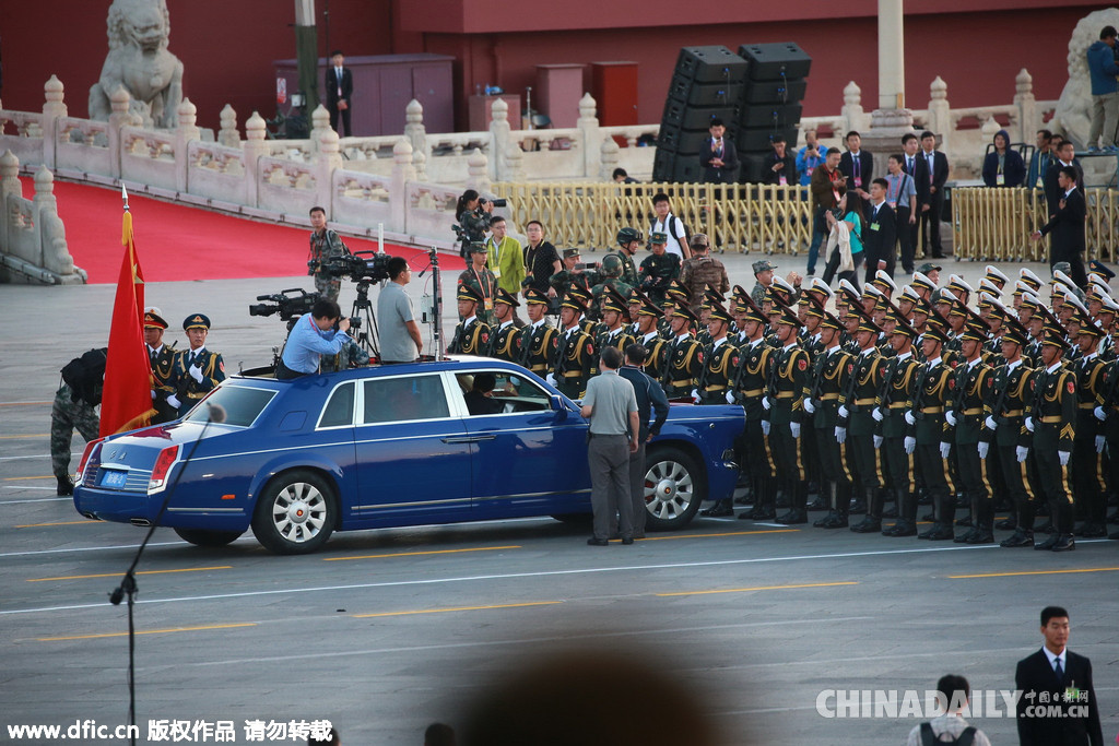 仪仗队阅兵走过天安门广场，荣耀与辉煌的瞬间，天安门广场阅兵仪式，荣耀与辉煌的瞬间