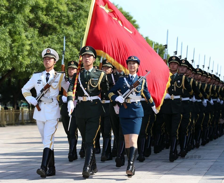 解放军女士兵图片大全，展现飒爽英姿与不屈精神，解放军女士兵风采，飒爽英姿与不屈精神展现