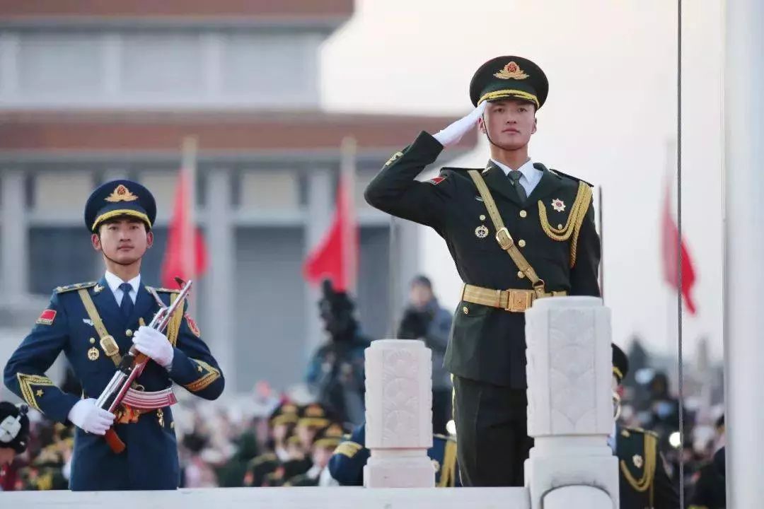 三军仪仗队升国旗图片的壮丽瞬间与背后故事，三军仪仗队升国旗瞬间，壮丽图片背后的故事