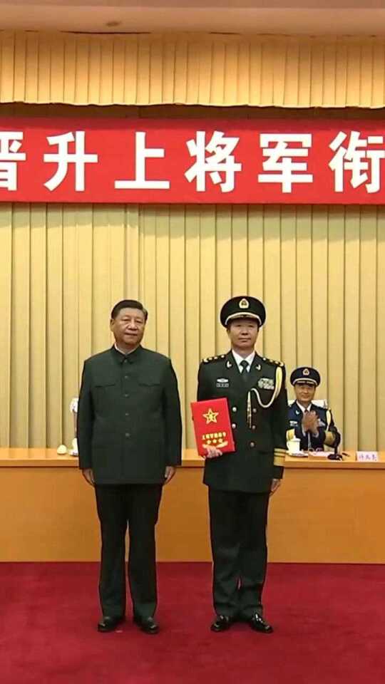 两位军官新晋升上将军，荣誉背后的故事与启示，两位新晋上将的荣誉之路，故事与启示