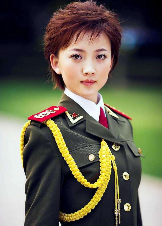 中国漂亮女兵单人照片，展现力量与美丽的独特风采，中国女兵，力量与美丽的独特风采展现
