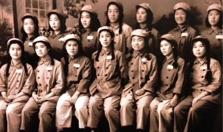 珍贵回忆，65军装女兵个人老照片的故事，珍贵回忆，女兵老照片背后的故事——65军装风采