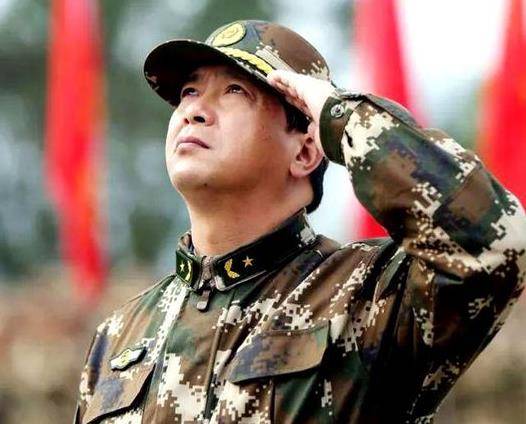 丁晓兵献花烈士，英雄致敬英雄的无私情怀，丁晓兵向烈士献花，英雄致敬展现无私情怀