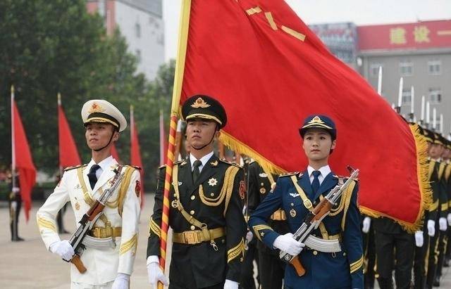 仪仗队两年必须退役吗？深度解析与探讨，仪仗队两年退役制度深度解析与探讨