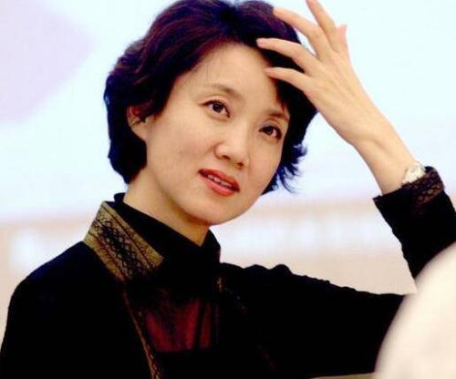 军事频道主持人赵方的魅力与风采，赵方，军事频道主持人的魅力与风采展现