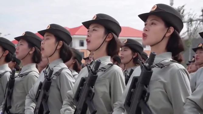 中国女兵英姿图片，展现力量与美丽的完美结合，中国女兵风采，力量与美丽的完美融合图片展示