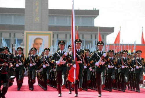 国庆阅兵方队中的大外人身影，荣耀与力量的展现，国庆阅兵方队中的外籍荣耀，力量与多元文化的展现