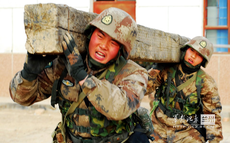 兰州军区特种士兵图片，展现英勇形象与坚韧精神，兰州军区特种士兵英勇形象与坚韧精神展示图片